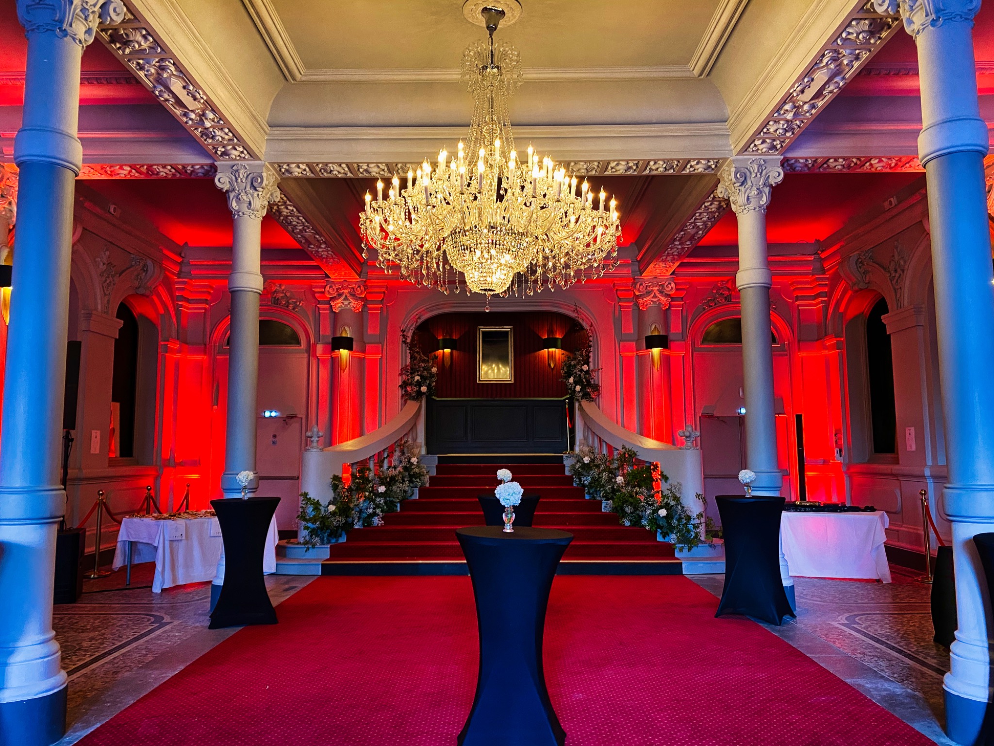 Grand hall sous lustre